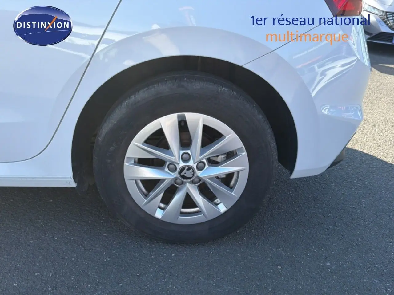 Gros plan sur la roue avant gauche d'une Skoda Fabia gris graphite avec jante alliage à 10 branches.
