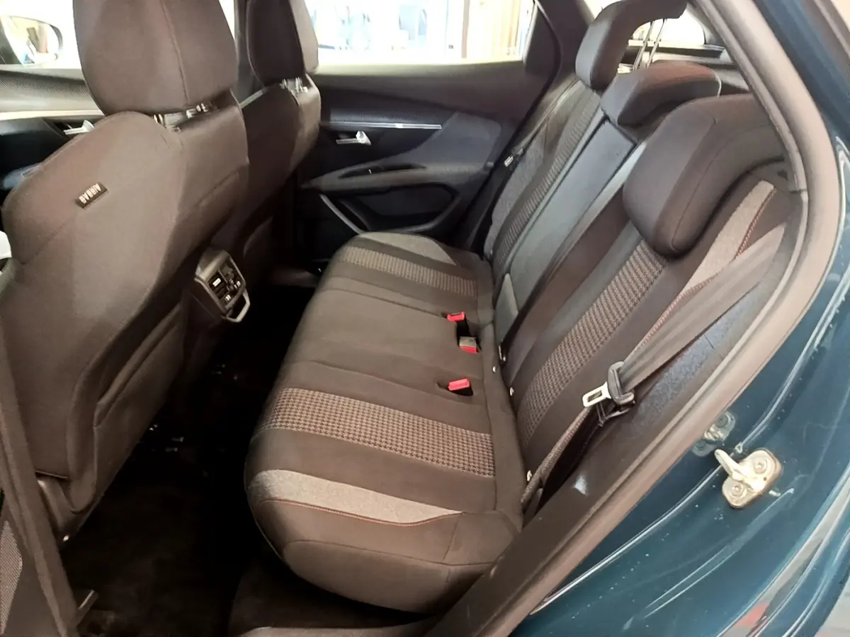 Vue intérieure côté droit des sièges arrière noirs avec détails gris du Peugeot 3008 bleu 2022.