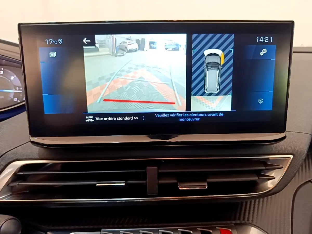 Écran tactile intérieur du Peugeot 3008 bleu, affichant la caméra de recul et l’aide au stationnement arrière.