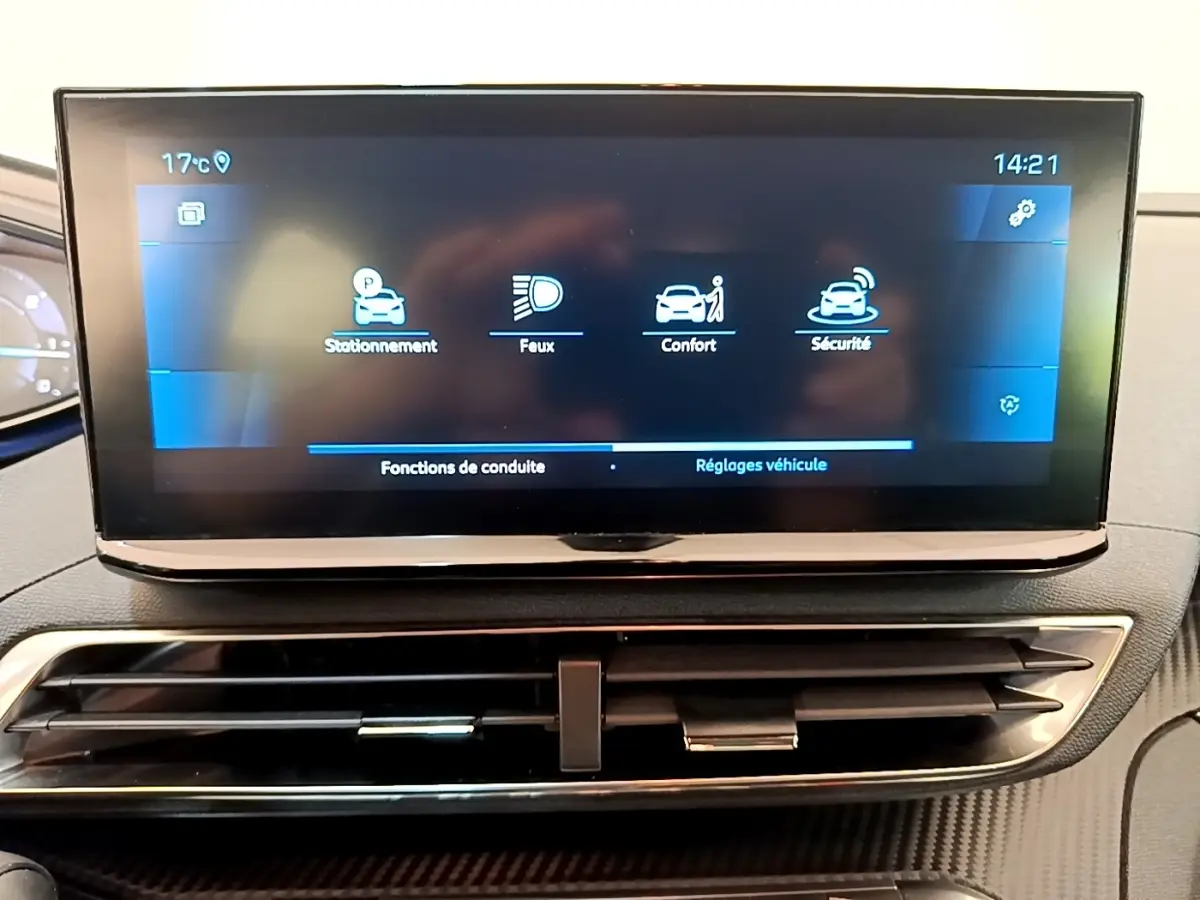 Écran tactile central affichant les réglages du véhicule sur Peugeot 3008 bleu, vue intérieure frontale.