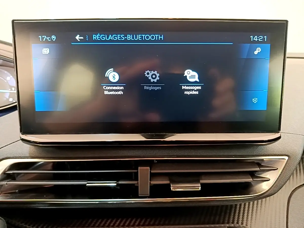 Écran tactile central du tableau de bord du Peugeot 3008 bleu, affichant les réglages Bluetooth en intérieur.