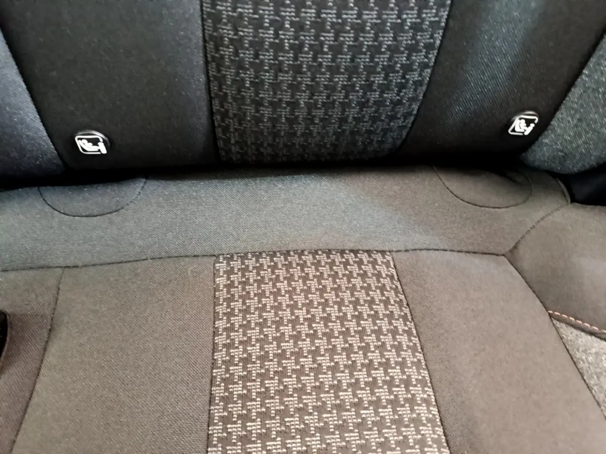 Gros plan sur la banquette arrière tissu gris et noir du Peugeot 3008 2022, montrant les attaches Isofix.