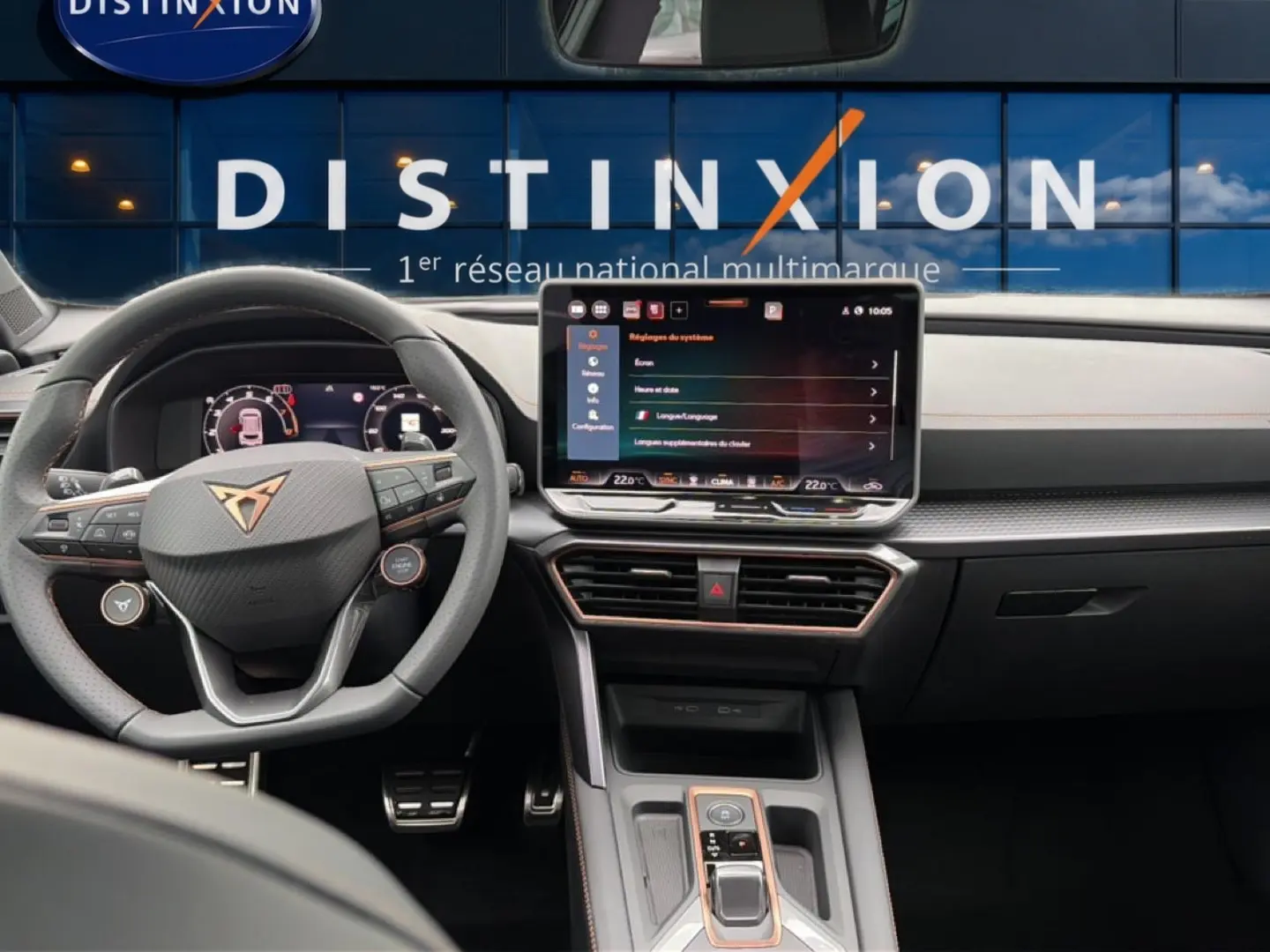 Vue intérieure du tableau de bord du CUPRA Formentor 1.5 etsi hybrid 2026 avec écran tactile et volant multifonction cuir.