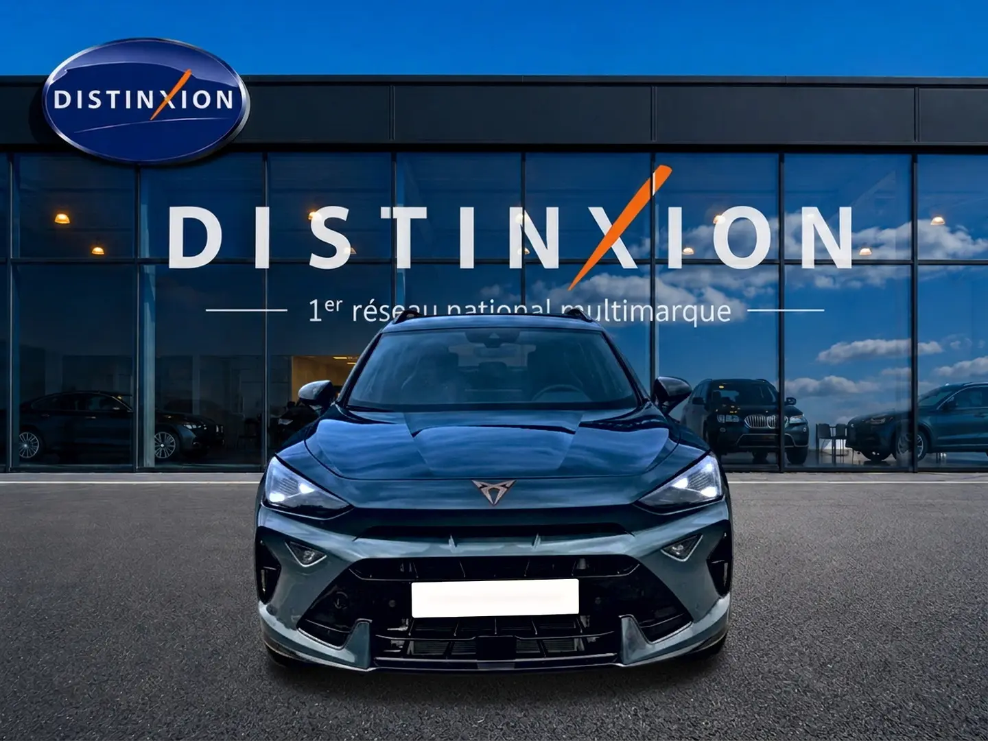 Vue frontale d'un CUPRA Formentor 1.5 etsi hybrid bleu fjord, avec calandre marquée et logo CUPRA visible.