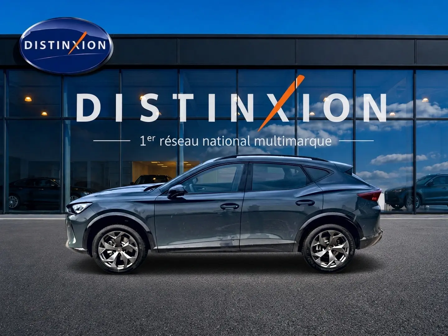 Vue latérale droite du CUPRA Formentor 1.5 etsi hybrid 150 DSG7 en bleu fjord, avec jantes 18 pouces et lignes dynamiques.