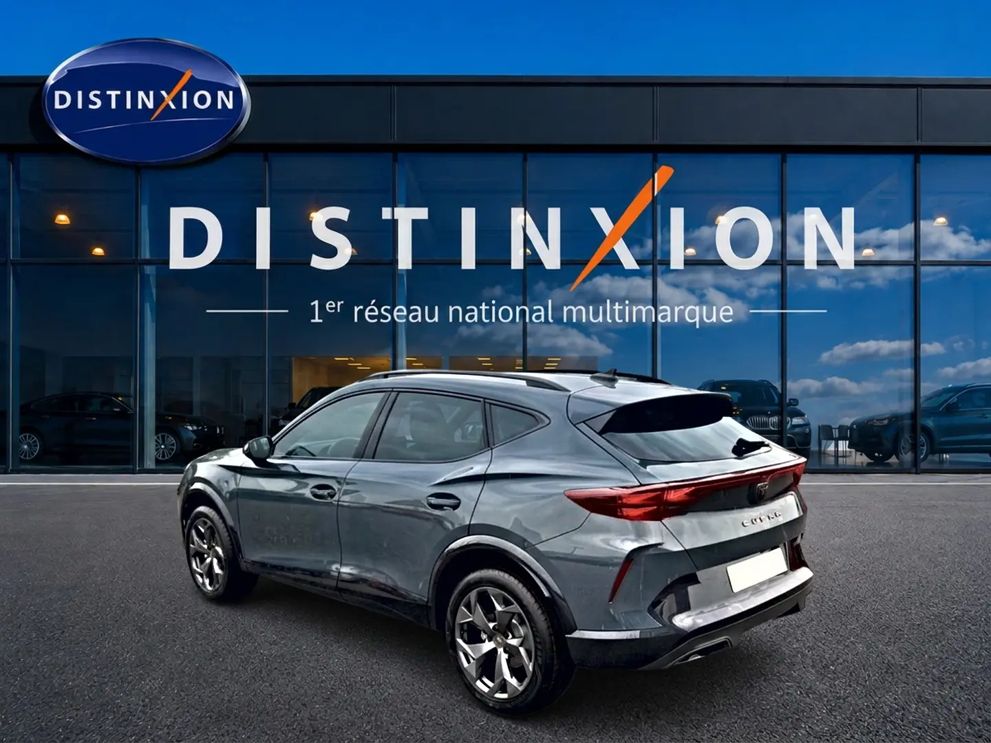 Vue 3/4 arrière droite d'une CUPRA Formentor bleu fjord 2026 avec feux arrière LED et jantes 18 pouces.