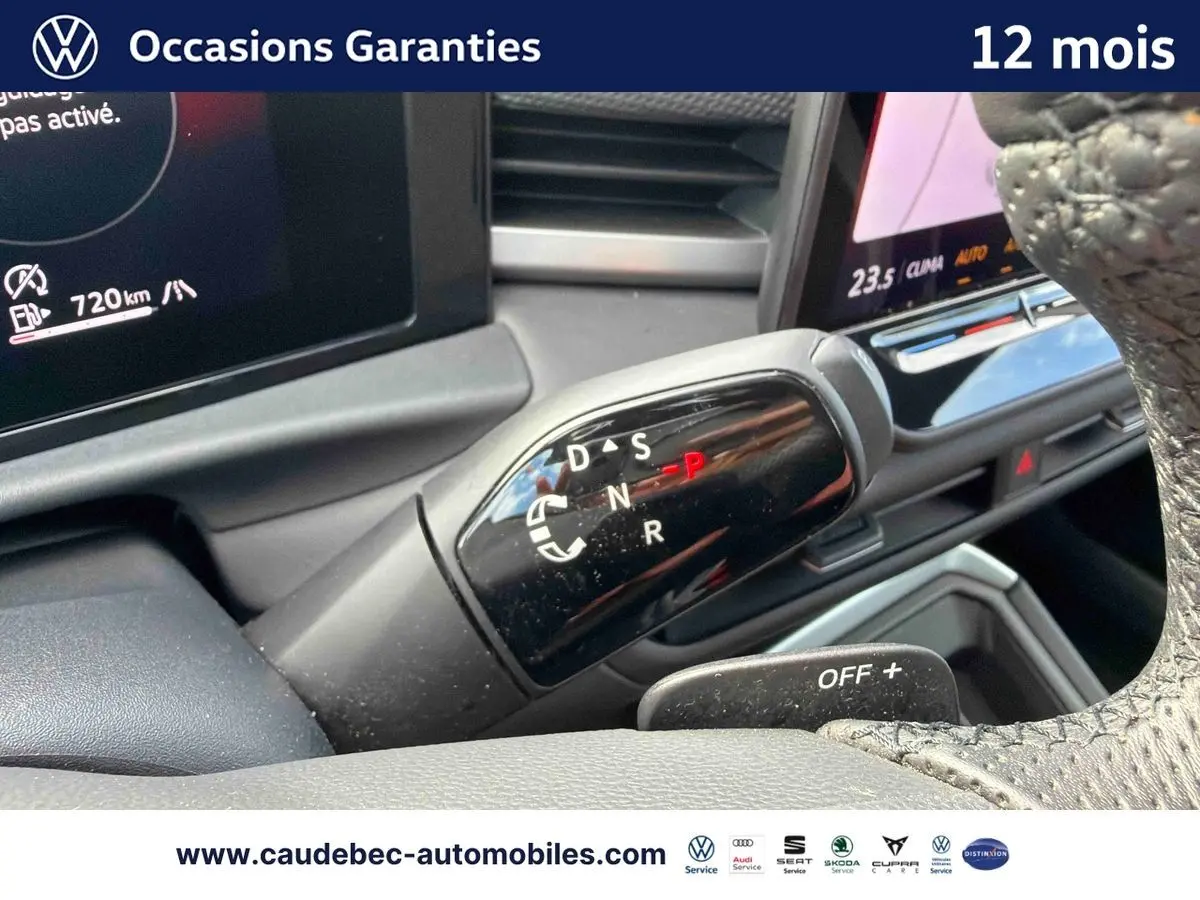 Le levier de vitesses DSG7 du Volkswagen T-Roc 2026 en gros plan, avec affichage digital des modes.