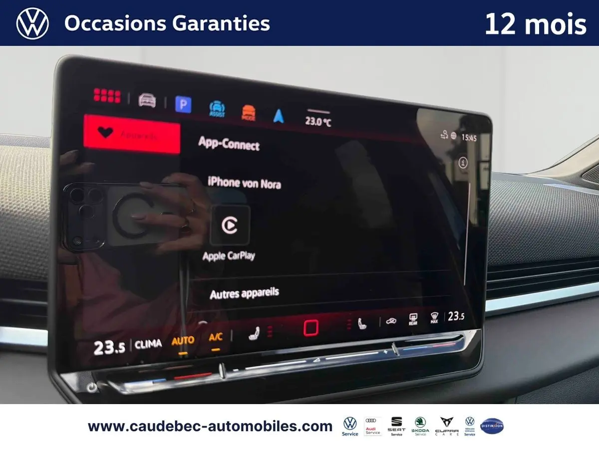 Vue intérieure du tableau de bord du Volkswagen T-Roc 2026, écran tactile affichant App-Connect et Apple CarPlay.