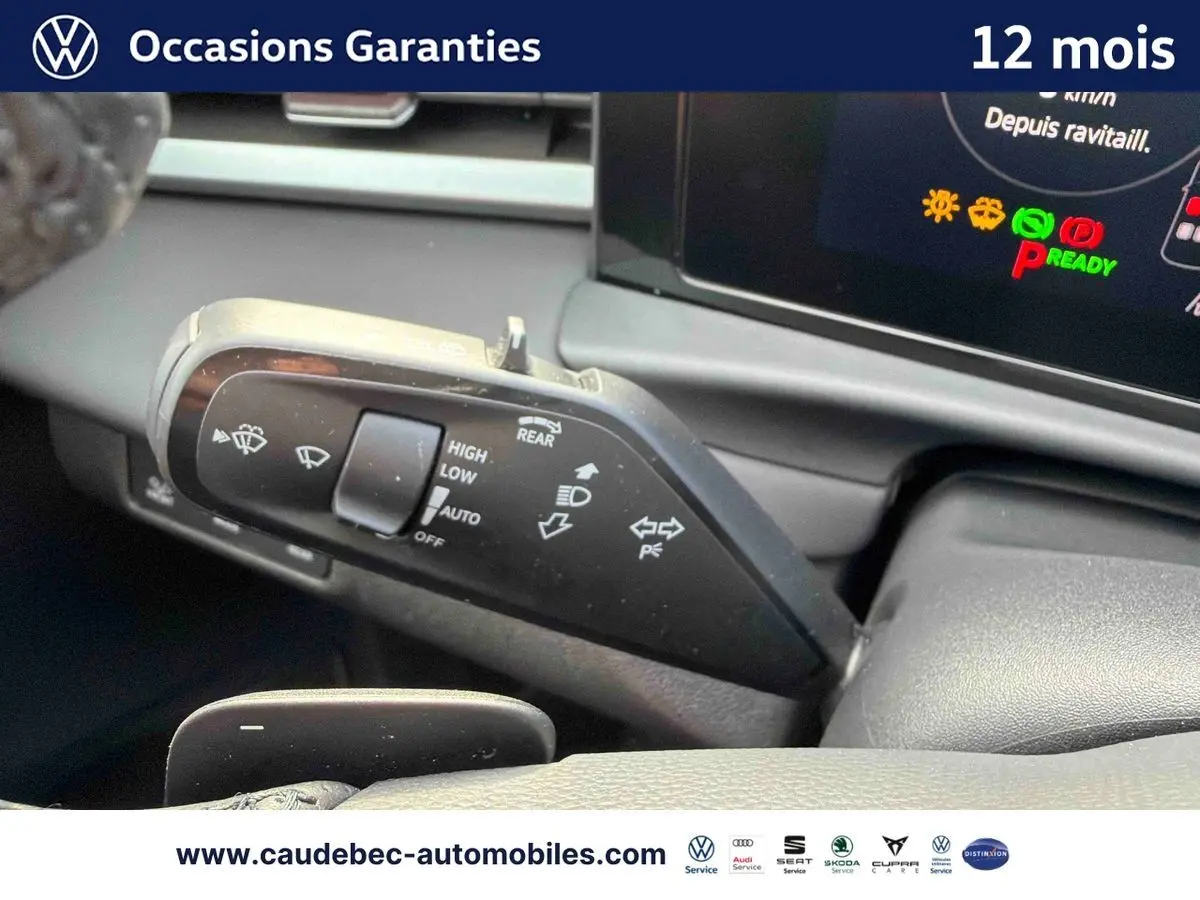 Détail du commodo de phares et essuie-glaces dans l’habitacle du Volkswagen T-Roc bleu 2026.