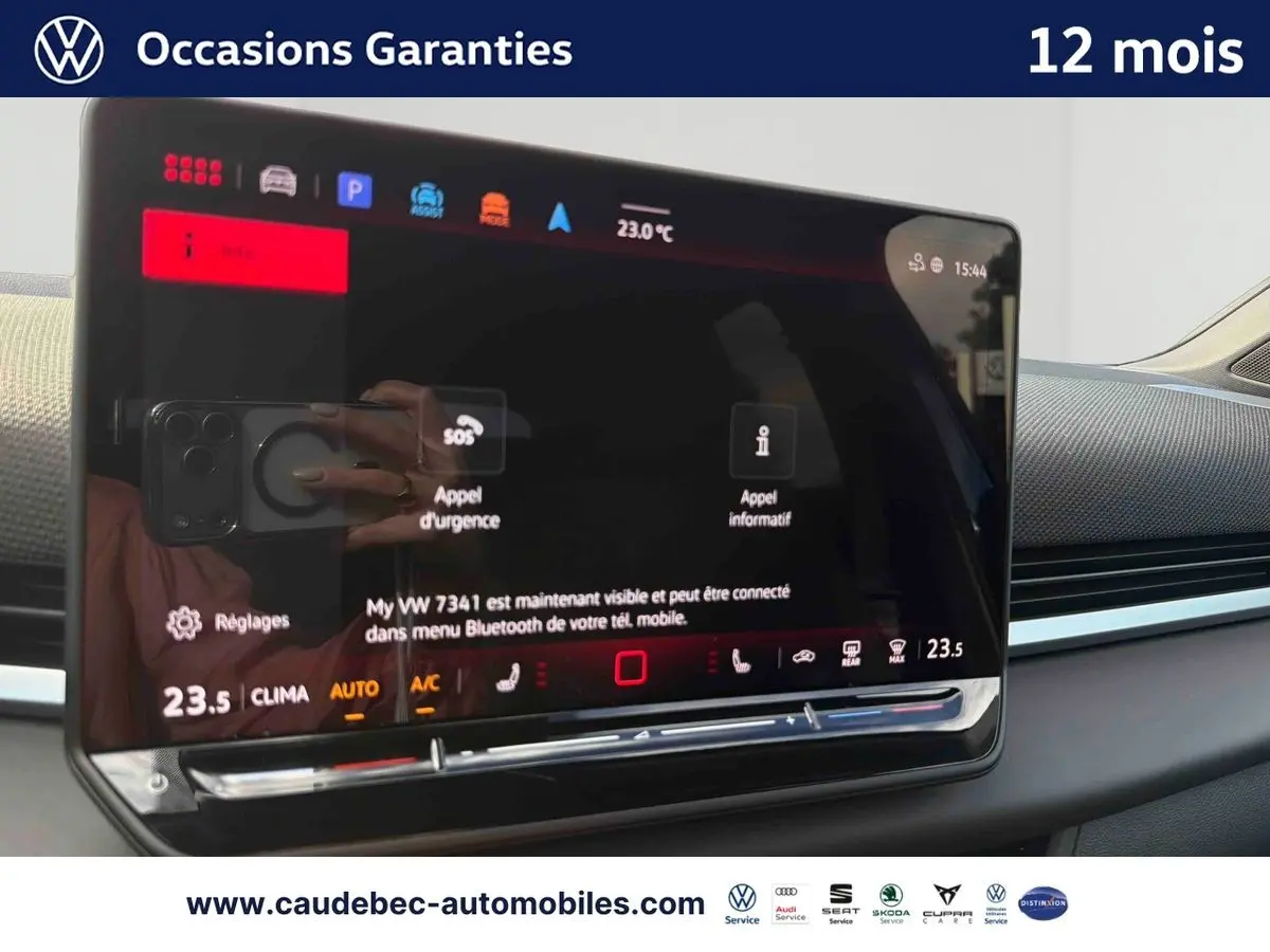 Écran tactile central du Volkswagen T-Roc 2026, affichage des réglages climatisation et appels d'urgence.