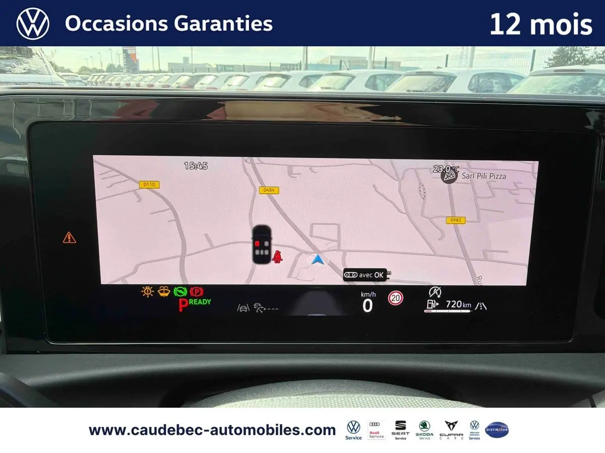 Écran de navigation du Volkswagen T-Roc bleu 2026 affichant la carte et les informations de conduite.