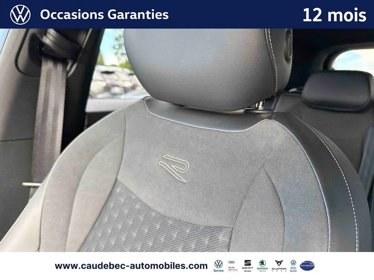 Gros plan sur le siège avant en cuir et alcantara avec logo R brodé, intérieur du Volkswagen T-Roc 2026.