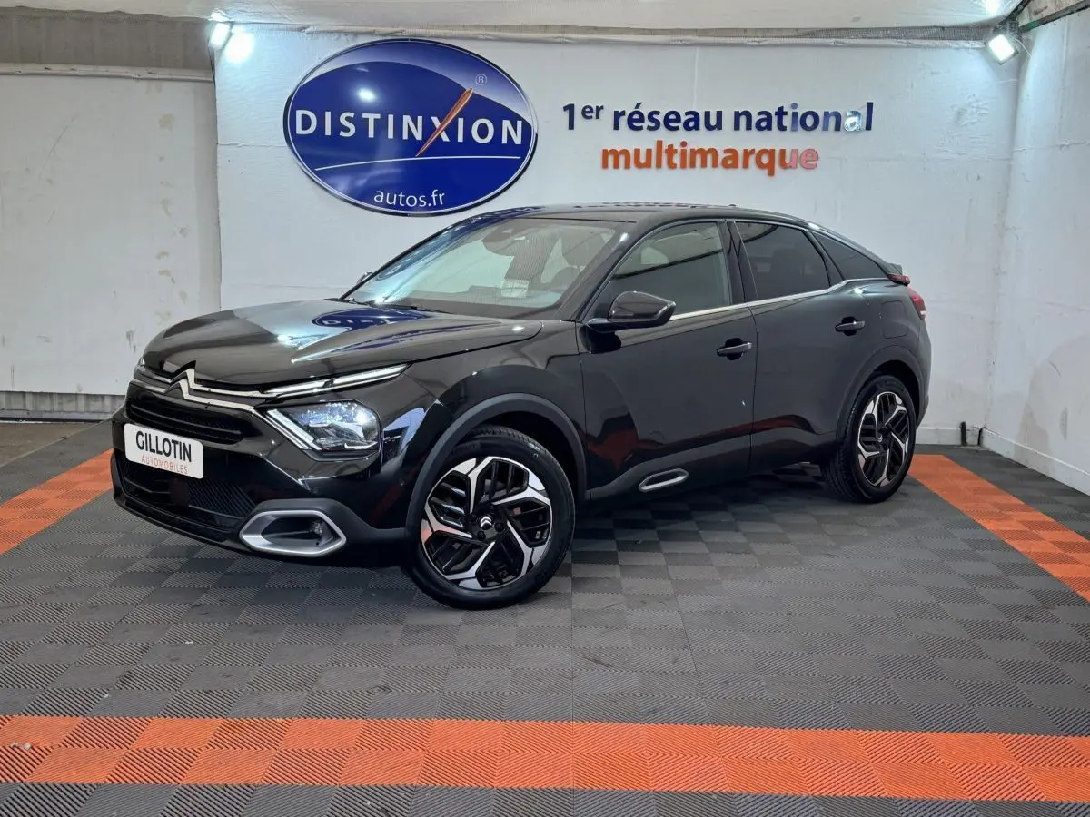 Citroën C4 PureTech 130 noir, vue 3/4 avant droit, avec jantes distinctives et feux LED modernes.