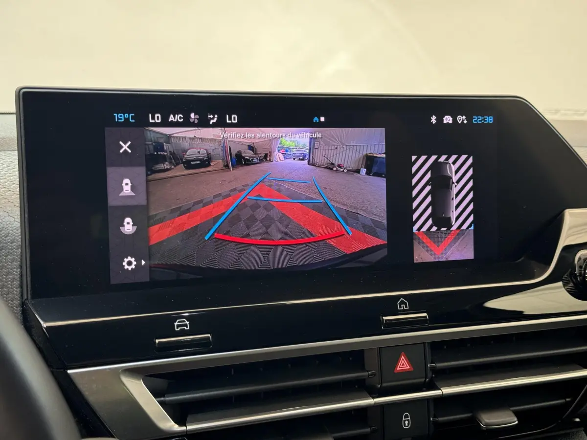 Écran tactile central affichant la caméra de recul et l'aide au stationnement dans une Citroën C4 noire 2023.