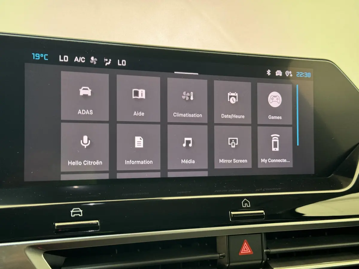 Écran tactile central de la Citroën C4 PureTech 130 Shine 2023 affichant les options de climatisation et multimédia.