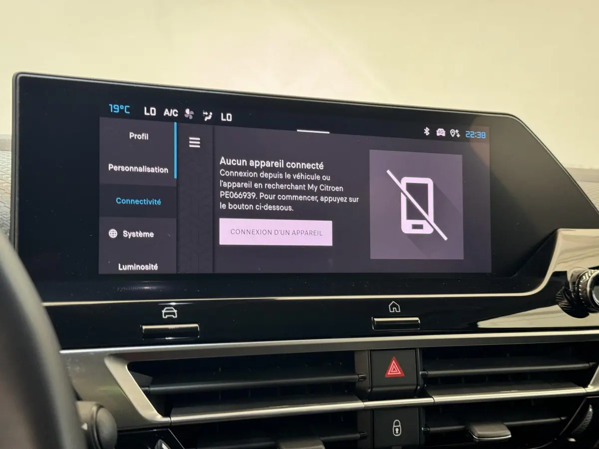 Vue rapprochée du tableau de bord avec écran tactile 10 pouces de la Citroën C4 PureTech 130 noire 2023