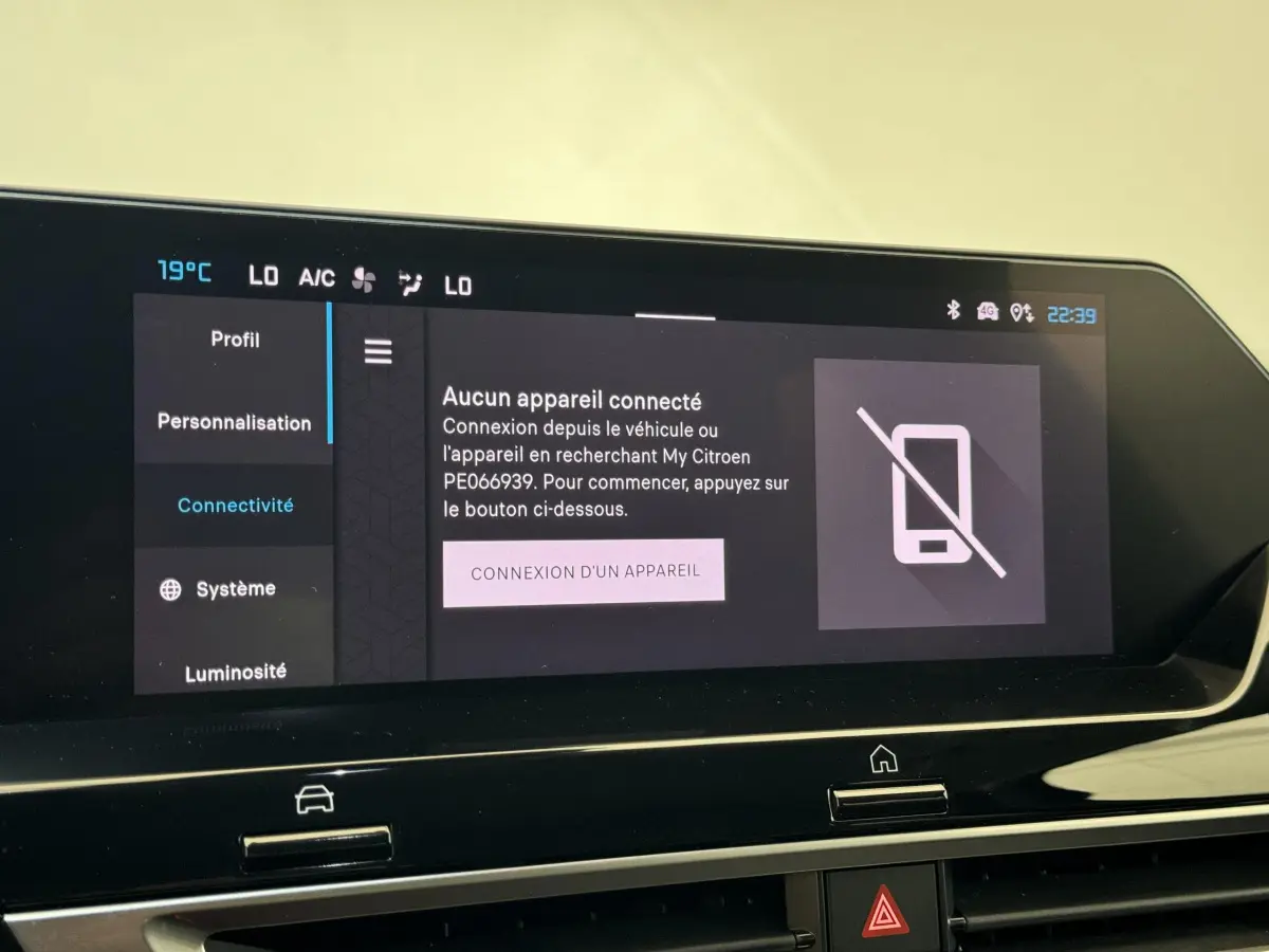 Écran tactile central de la Citroën C4 PureTech 130 EAT8 Shine affichant le menu de connectivité sans appareil connecté.