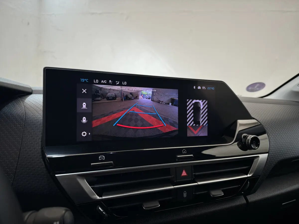 Écran tactile central de la Citroën C4 PureTech 130 Shine affichant la caméra de recul avec guidage de stationnement.