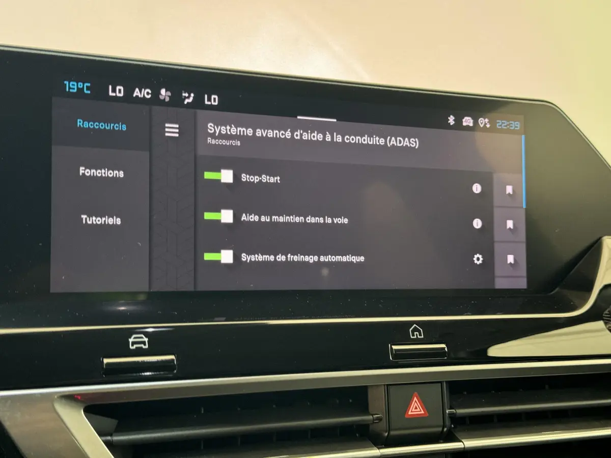 Écran tactile central affichant les aides à la conduite sur la Citroën C4 PureTech 130 Shine 2023.