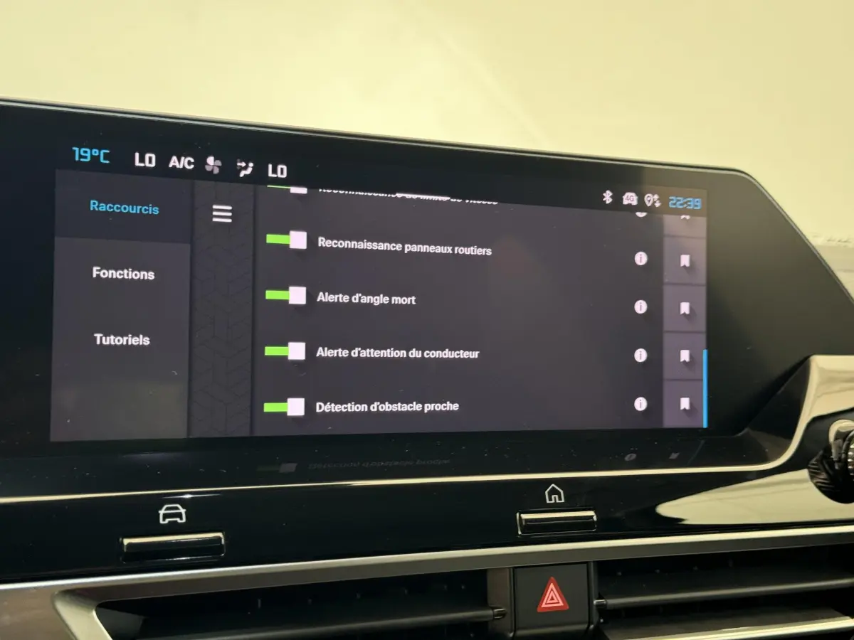 Écran tactile central affichant les réglages d'aide à la conduite dans une Citroën C4 PureTech 130 noire.