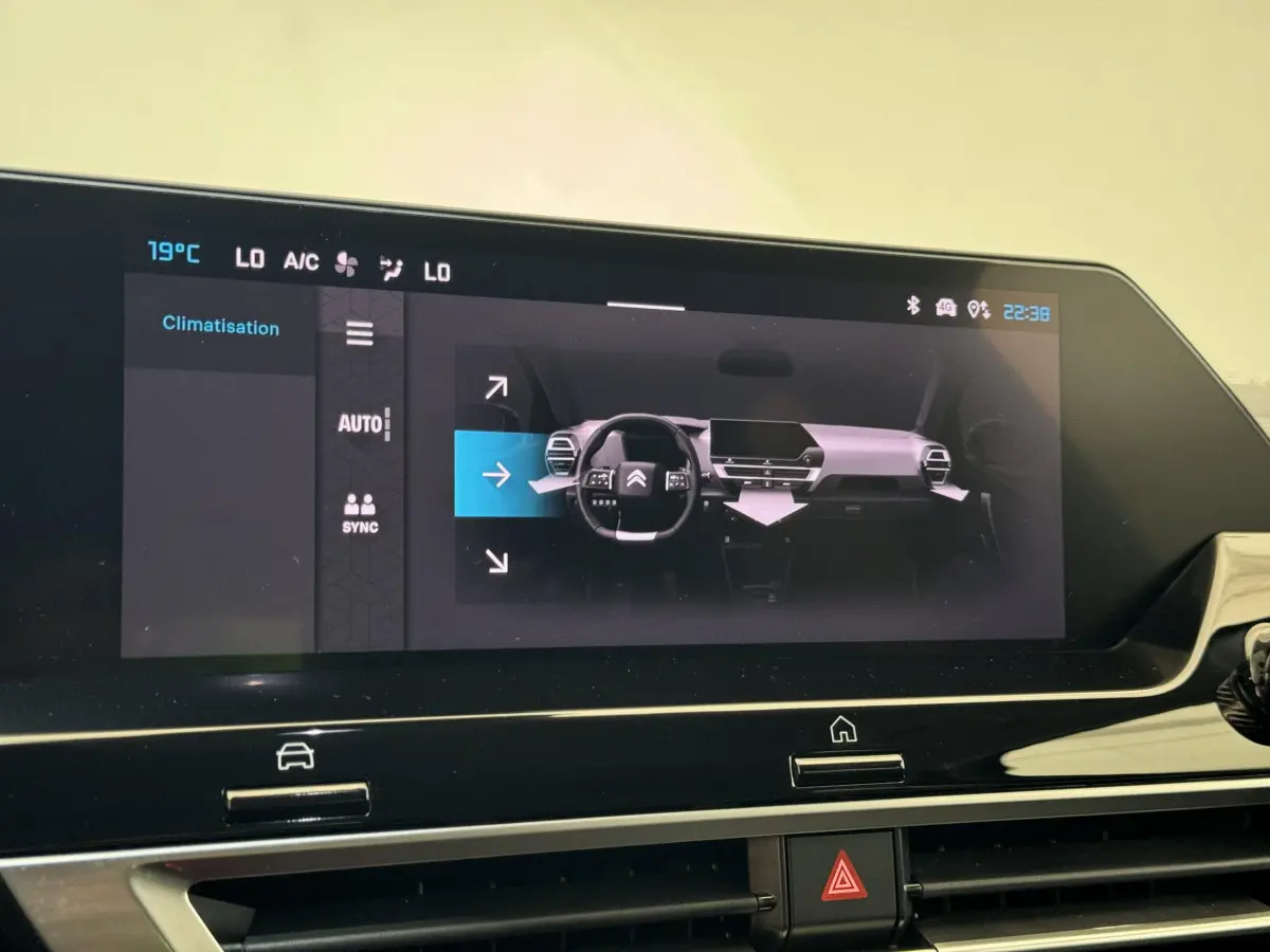 Écran tactile central du tableau de bord de la Citroën C4 PureTech 130 noir, affichant les réglages de climatisation.