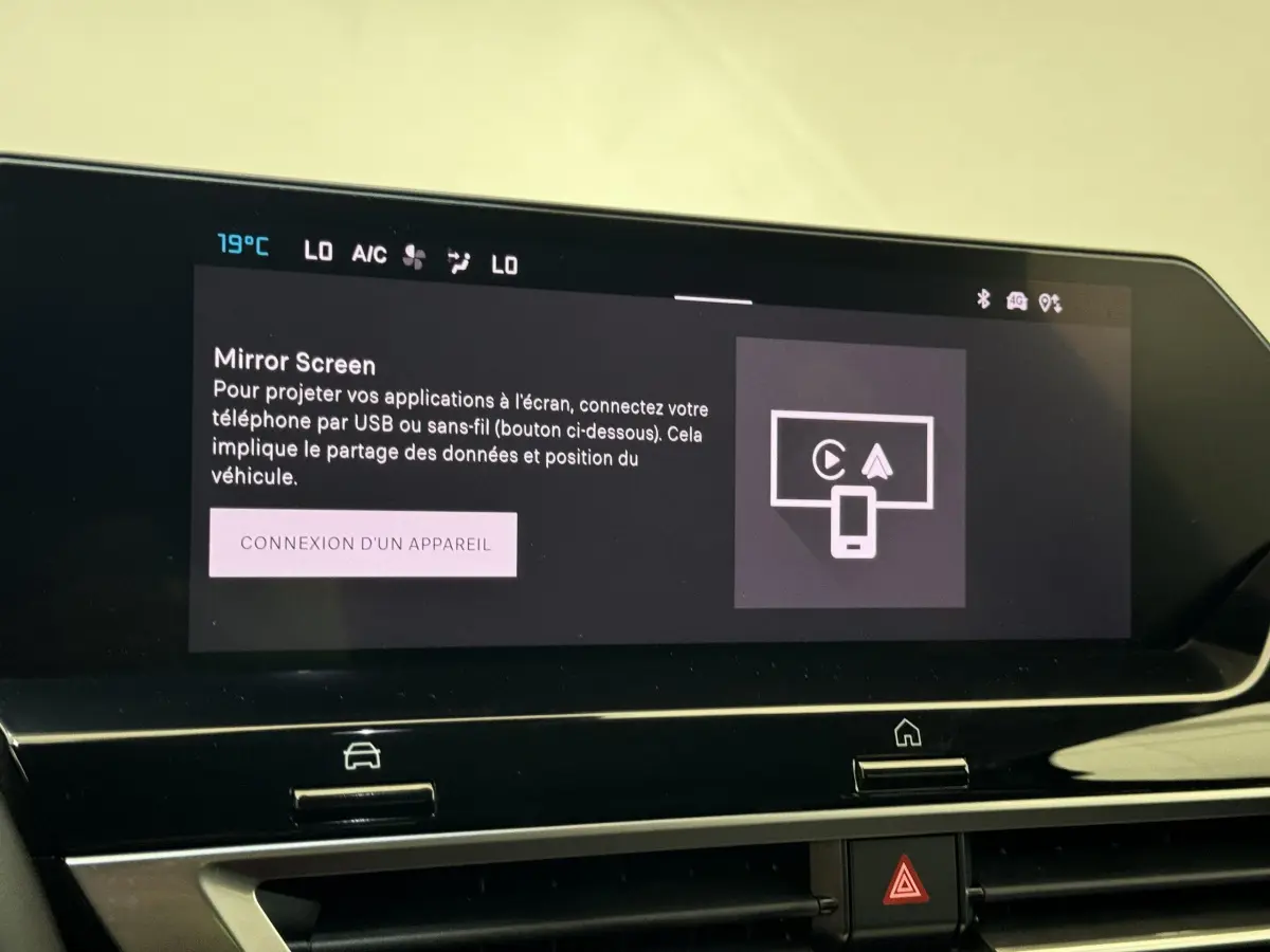Écran tactile central affichant la fonction Mirror Screen dans l'habitacle d'une Citroën C4 PureTech 130 noire de 2023.