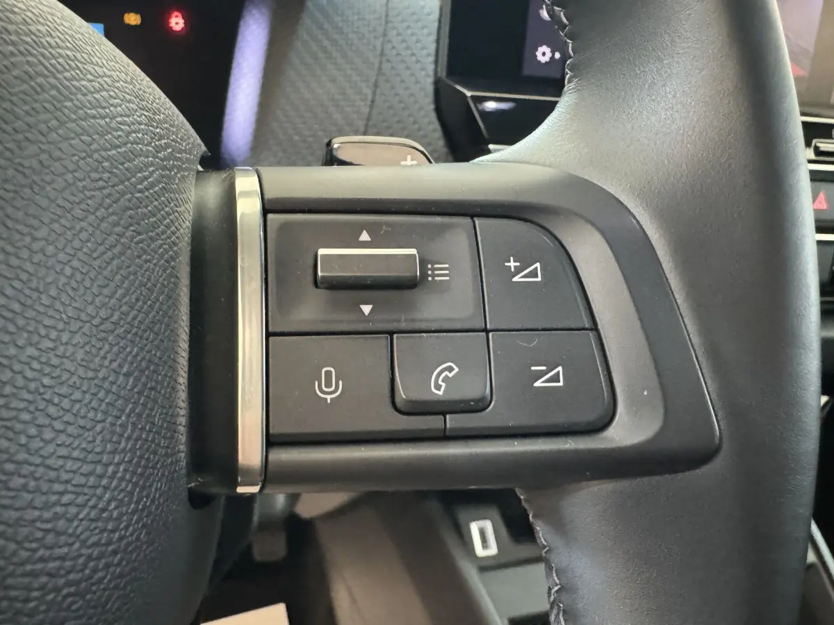 Gros plan sur les commandes gauche du volant cuir noir de la Citroën C4 PureTech 130 EAT8 Shine 2023.