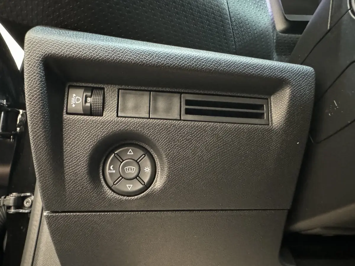 Vue rapprochée du panneau de commandes côté gauche noir de la Citroën C4 PureTech 130 EAT8 Shine 2023.