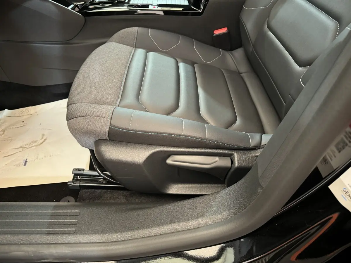 Gros plan sur le siège avant droit bicolore gris et noir du Citroën C4 PureTech 130 EAT8 Shine 2023 noir.