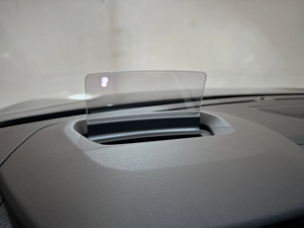 Gros plan sur le tableau de bord gris du Citroën C4 2023 avec écran tête haute transparent déployé