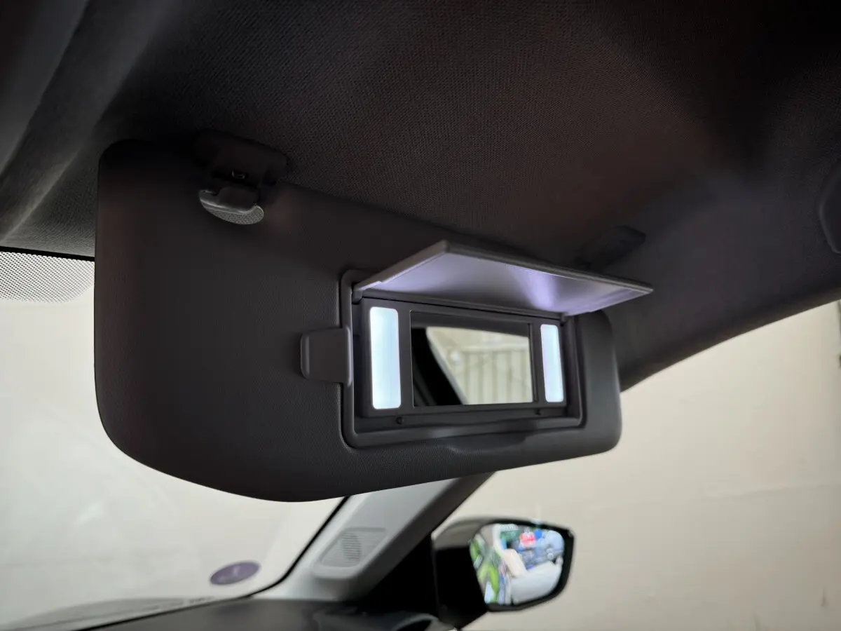 Miroir de courtoisie éclairé sur pare-soleil côté conducteur dans une Citroën C4 noire 2023 PureTech Shine