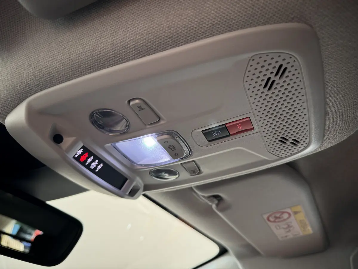 Plafonnier intérieur avec éclairage LED et boutons SOS dans une Citroën C4 PureTech 130 EAT8 Shine 2023.