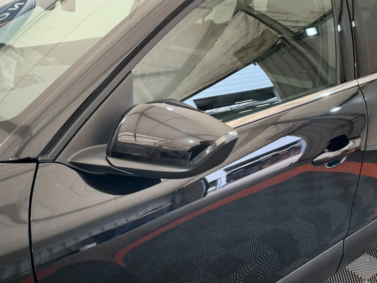 Rétroviseur côté gauche noir brillant de la CITROEN C4 PureTech 130 EAT8 Shine 2023 avec poignée de porte visible.