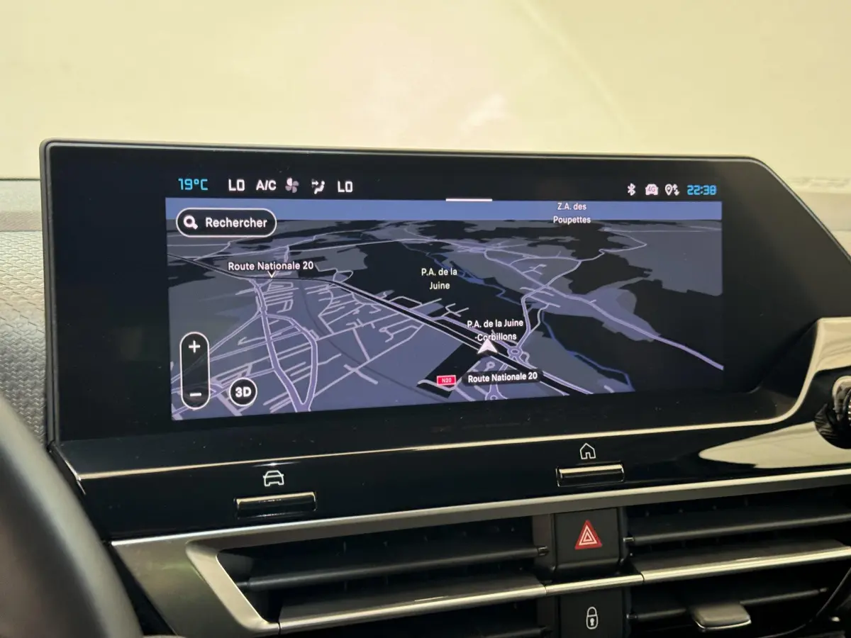 Écran tactile central de navigation affichant une carte, intérieur du tableau de bord de la Citroën C4 2023.