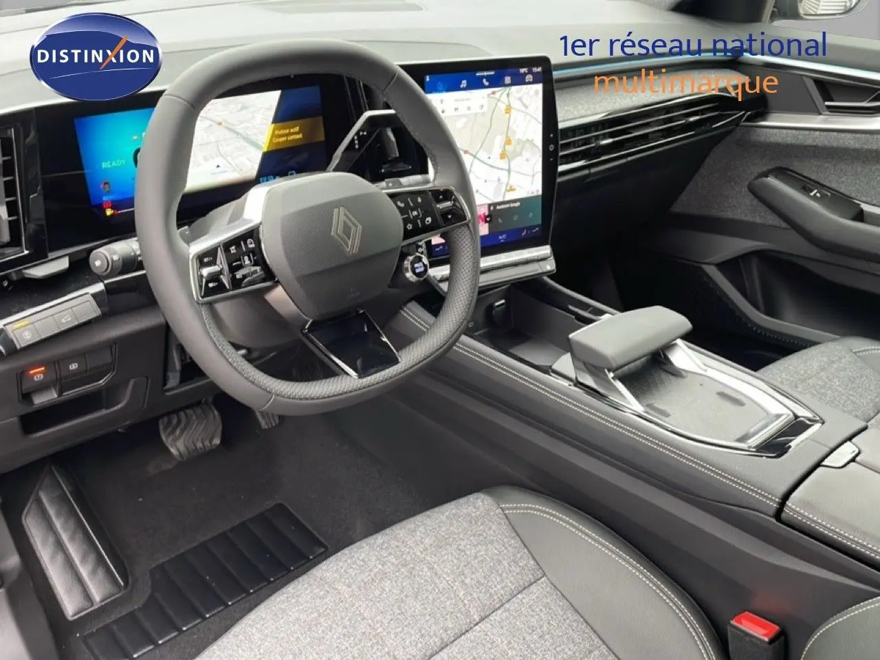 Intérieur du Renault Espace 2025 hybride, vue côté conducteur sur le tableau de bord et écran tactile central.