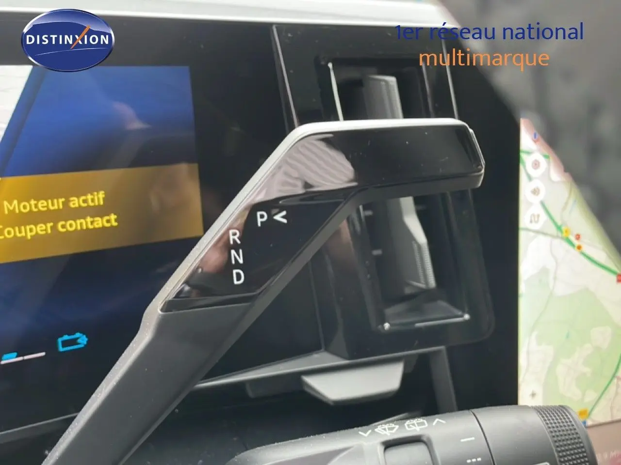 Le levier de vitesses automatique en gros plan dans l'habitacle du Renault Espace noir étoile métal, avec écran tactile en arrière-plan.