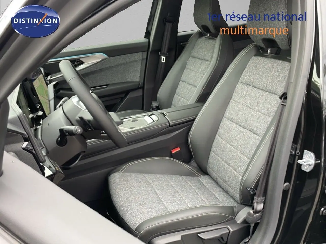 Intérieur du Renault Espace 2025, vue côté conducteur, sièges gris tissu et cuir noir étoile métal.