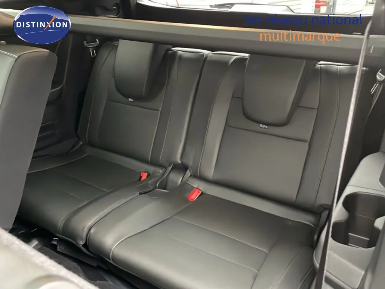 Banquette arrière en cuir noir du Renault Espace 2025, vue intérieure centrée sur les sièges et ceintures rouges.