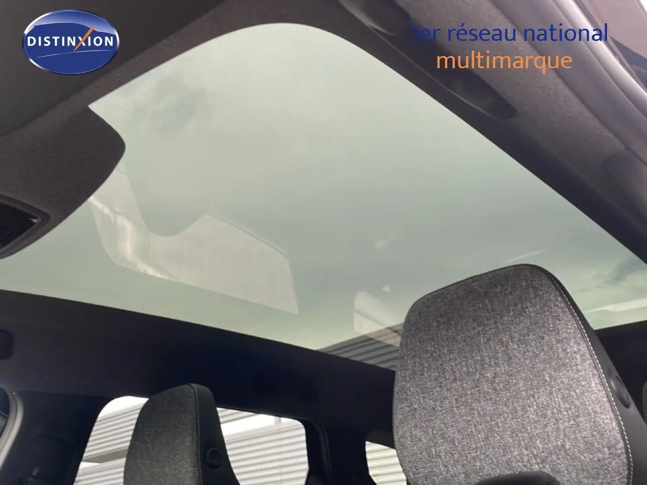 Toit panoramique en verre et appuie-tête arrière gris à l'intérieur du Renault Espace noir étoile métal 2025