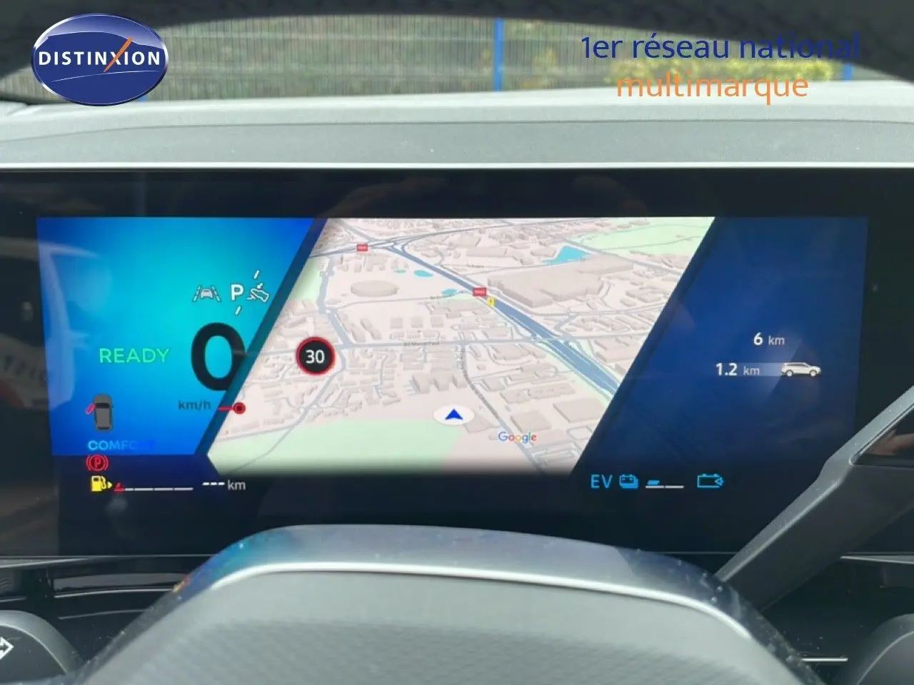 Affichage numérique du tableau de bord du Renault Espace 2025 hybride, avec navigation et indicateurs de conduite.