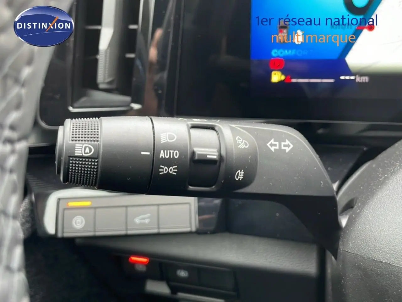 Gros plan sur la commande des phares et clignotants du Renault Espace noir étoile métal, tableau de bord en arrière-plan.