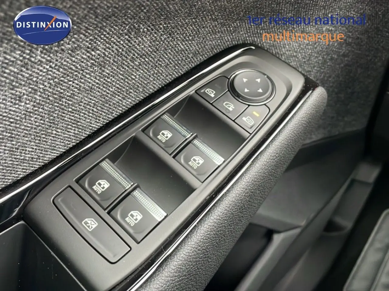 Gros plan sur les commandes des vitres électriques et rétroviseurs côté conducteur du Renault Espace noir étoile métal 2025.