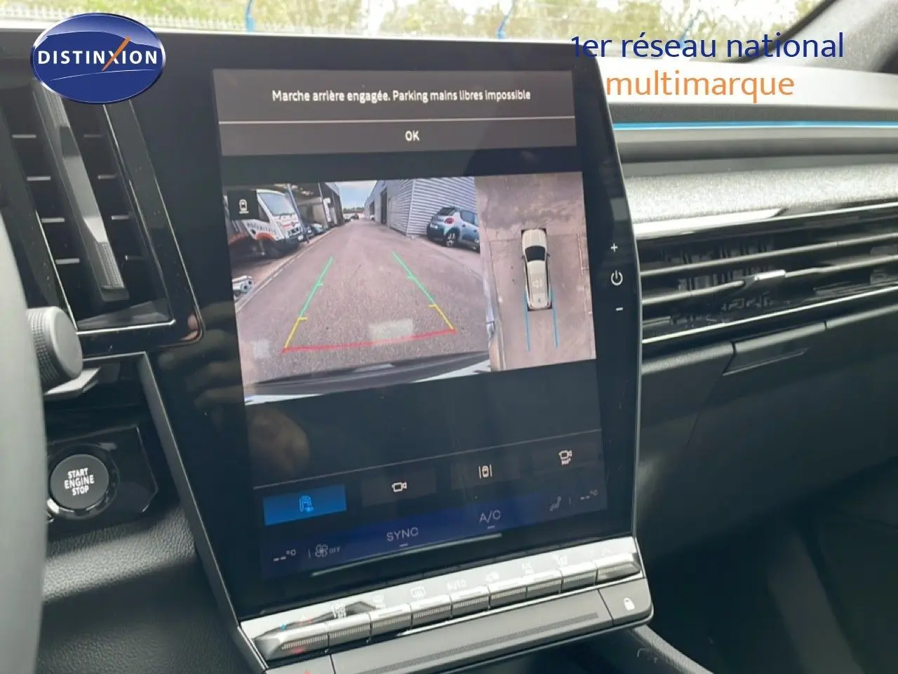 Écran central du Renault Espace 2025 noir étoile métal montrant la caméra de recul avec vue arrière et dessus du véhicule.