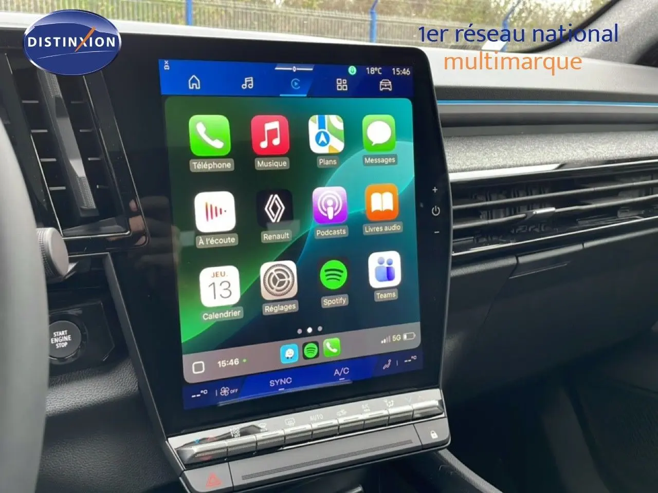 Écran tactile central allumé dans l'habitacle du Renault Espace noir étoile métal, affichant plusieurs applications.