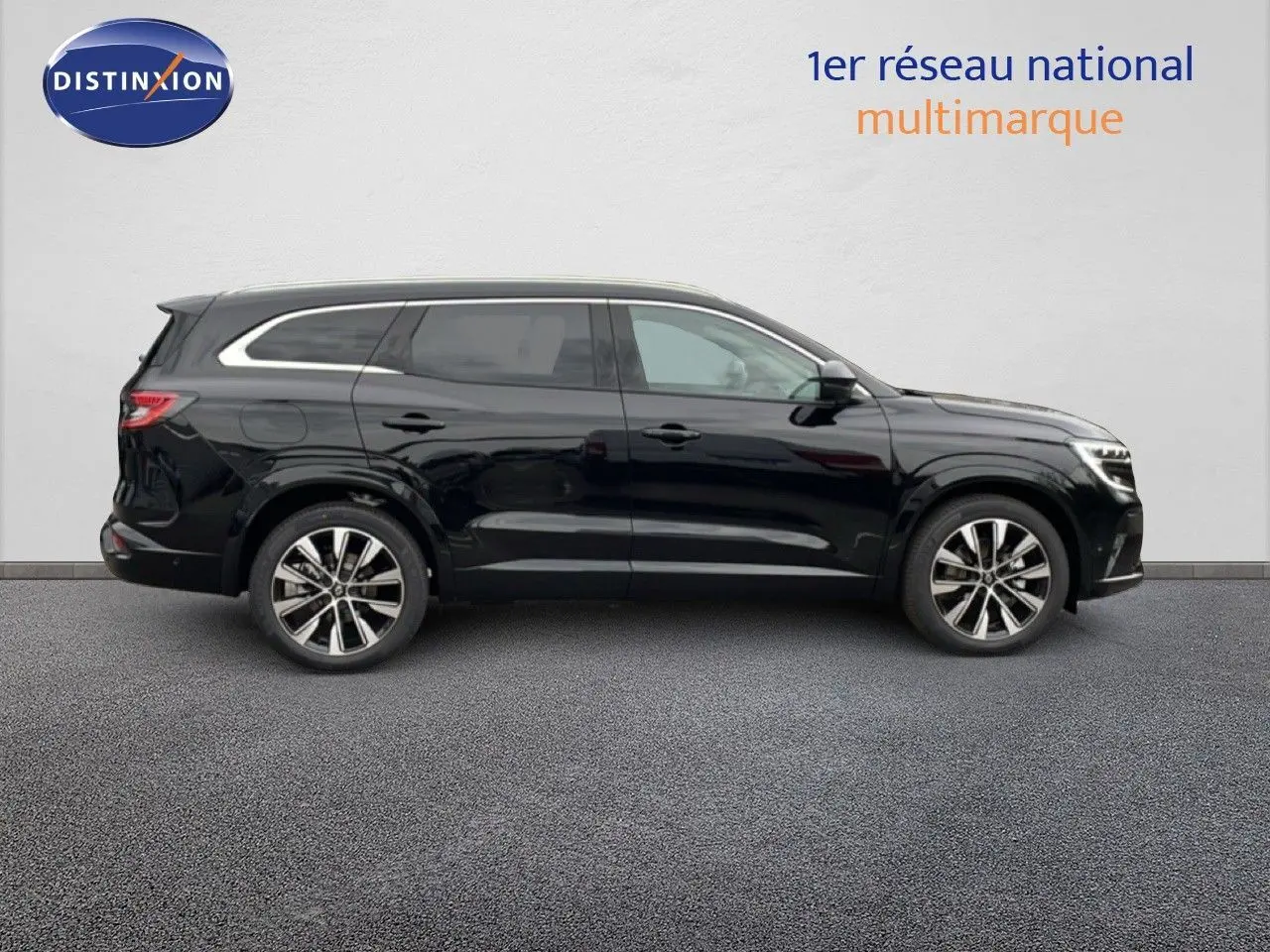 Profil droit d'un Renault Espace 2025 noir étoile métal, soulignant ses lignes élégantes et ses jantes alliage bicolores.