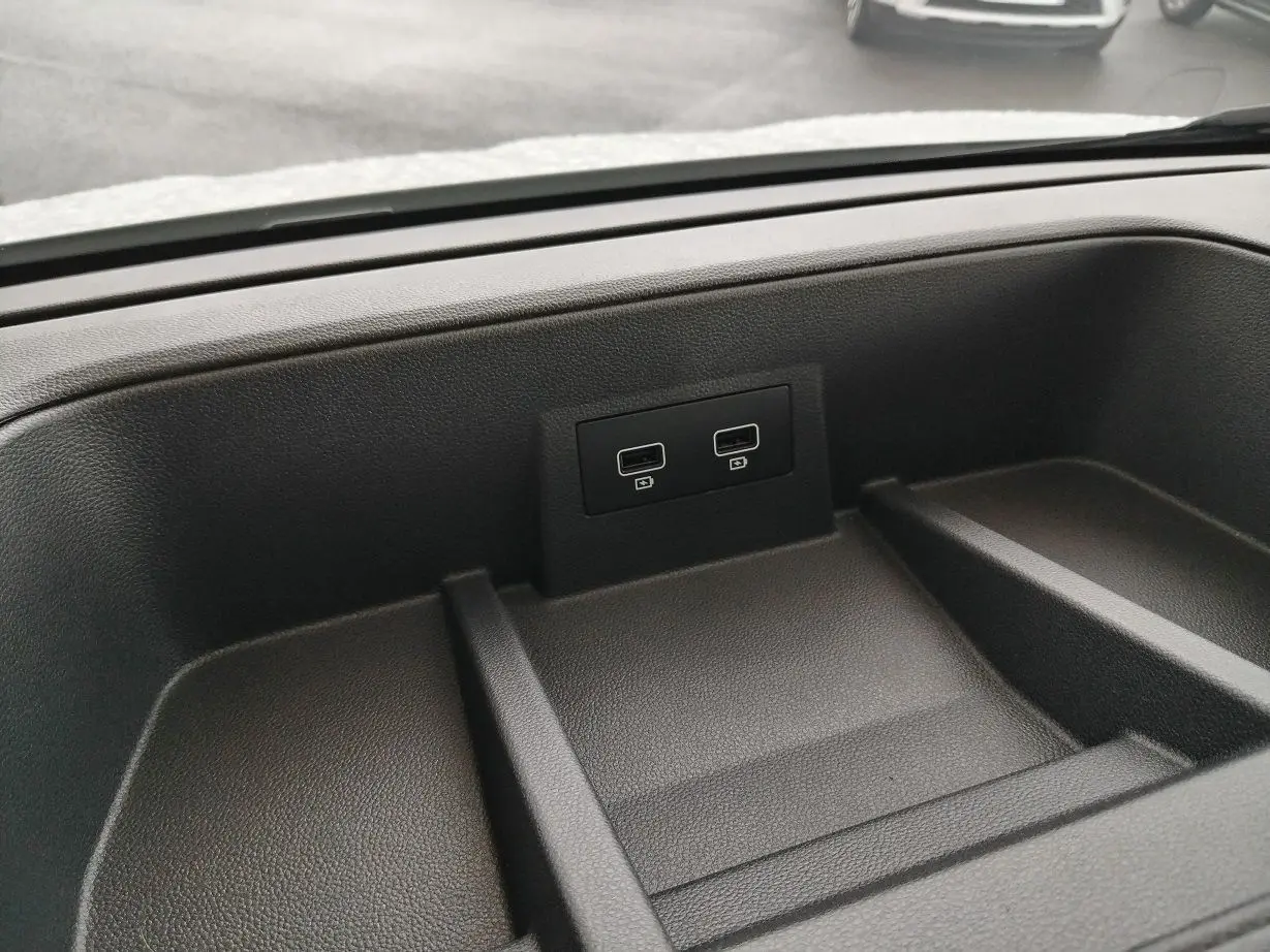 Gros plan sur la console centrale noire du Nissan Primastar 2025 avec deux ports USB visibles.