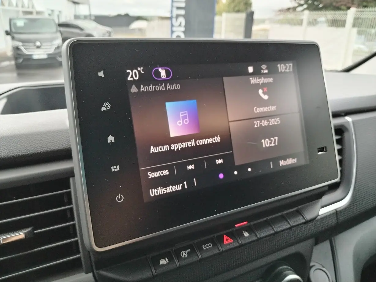 Écran tactile central affichant Android Auto dans l'habitacle du Nissan Primastar blanc, vue intérieure frontale.