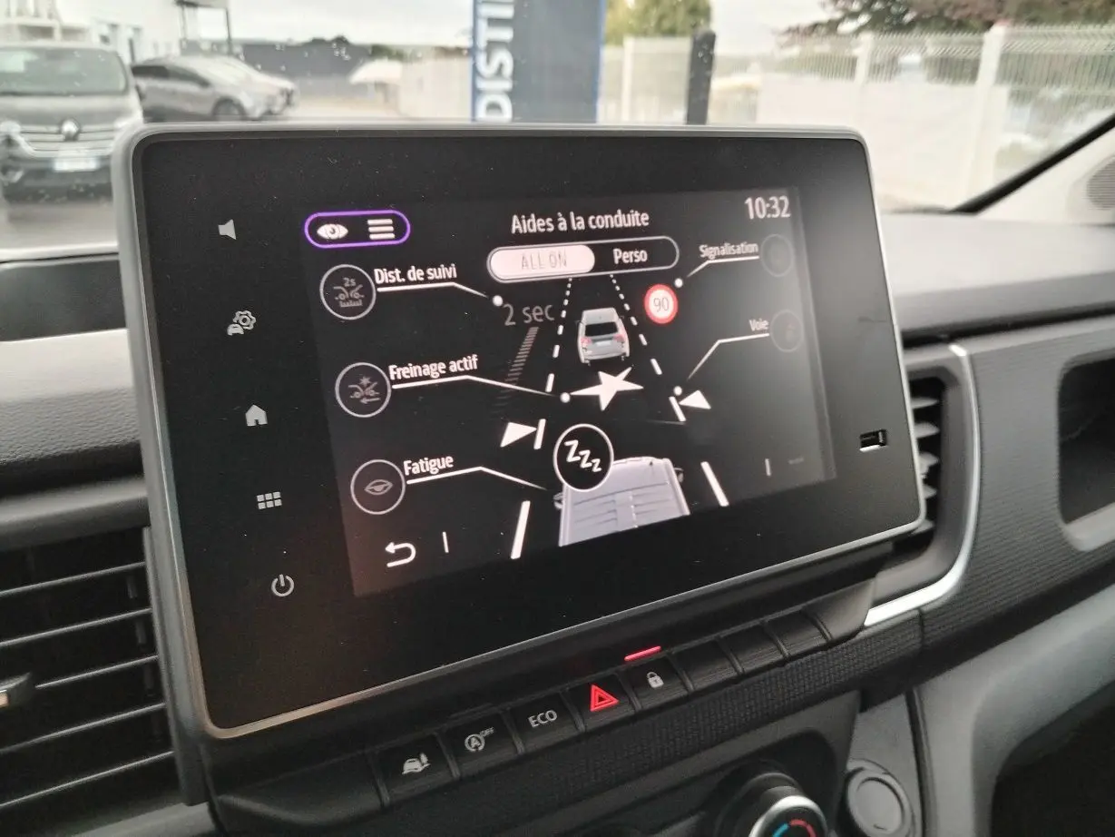 Écran tactile intérieur du Nissan Primastar blanc 2025 montrant les aides à la conduite sur le tableau de bord.