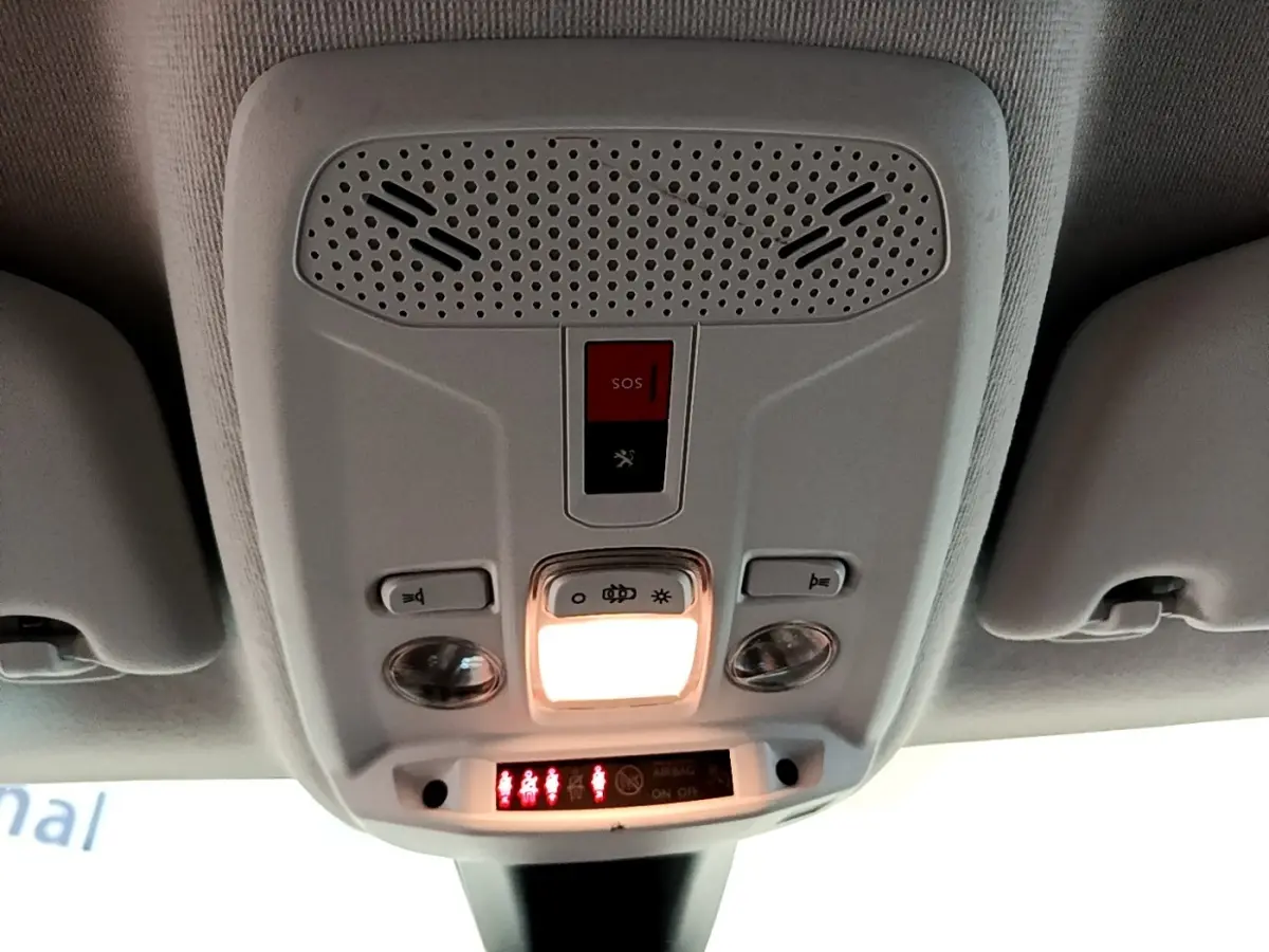 Vue intérieure du plafonnier avant blanc avec éclairage et bouton SOS du Peugeot 208 PureTech 100 S&S Allure Business 2021.