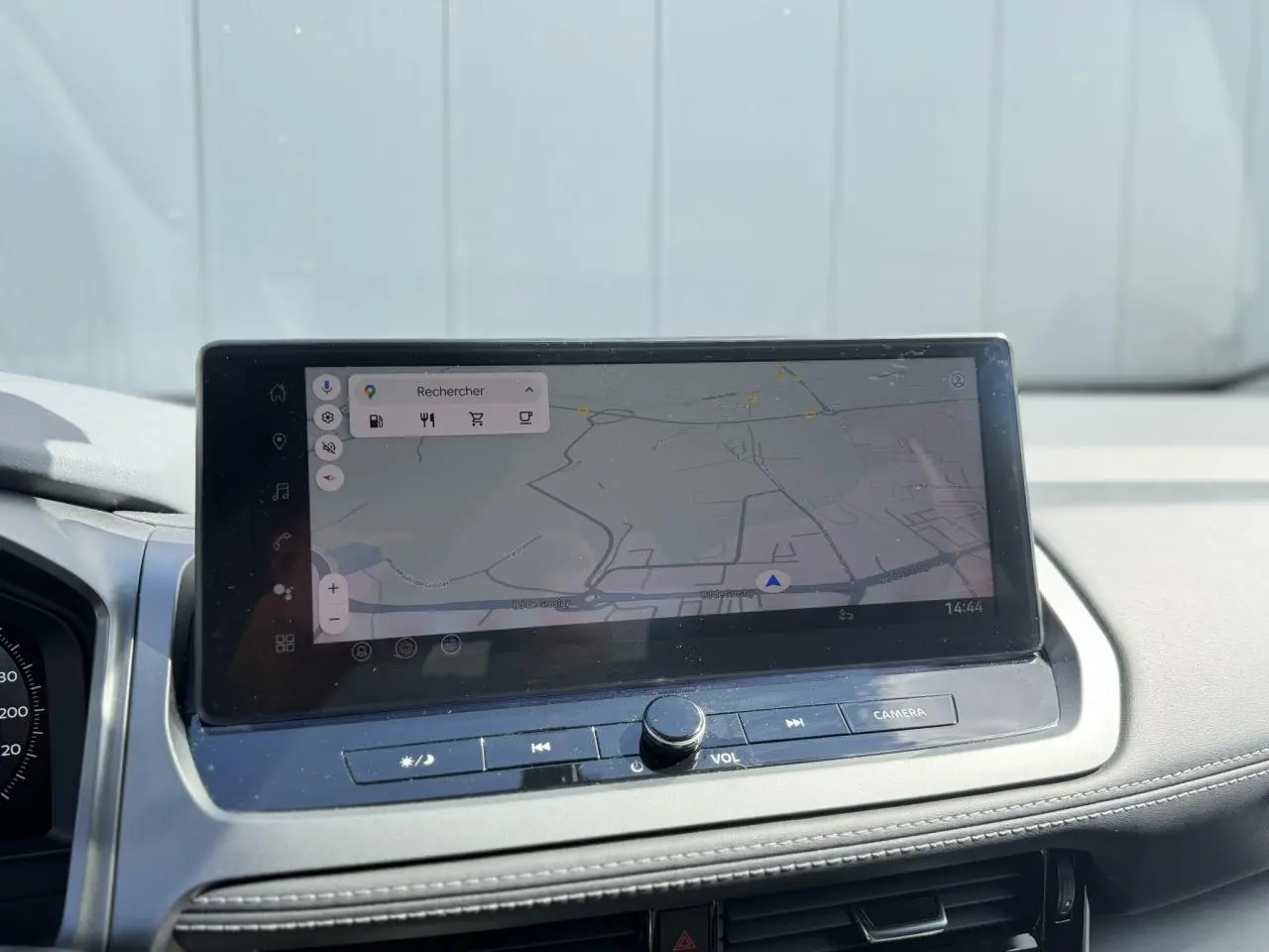 Écran tactile central affichant la navigation dans l'habitacle du Nissan Qashqai blanc nacré 2025.